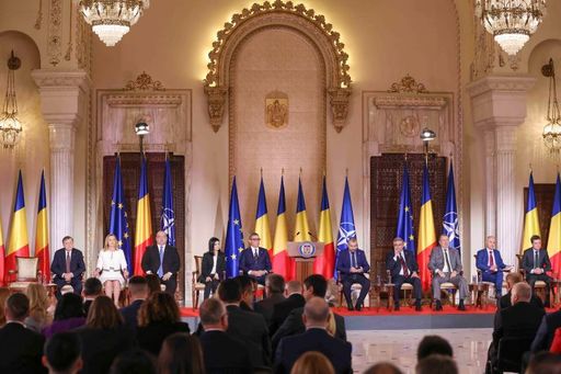 Dezbatere electorală - Ce au răspuns Antonescu, Ponta şi Lasconi la întrebarea jurnalistului Sebastian Zachmann că şi-au angajat partenerii de viaţă în diverse funcţii