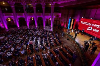 UPDATE - Ultima dezbatere electorală – Şapte participanţi / Cum ar ieşi dintr-o situaţie economică dificilă, ce articole de Constituţie ar modifica şi ce priorităţi de politică externă au / Calităţi şi defecte / Au continuat atacurile - VIDEO 