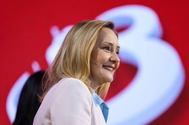 Dezbatere electorală – Elena Lasconi acuză că între cele două tururi de la prezidenţialele de anul trecut s-au făcut presiuni asupra sa, din partea şefilor partidelor la guvernare, să pună un anume şef la SRI dacă va ajunge preşedinte: Nu am acceptat