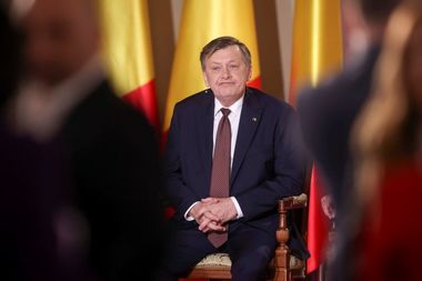 Antonescu, despre fiica sa: Nu ştiu viaţa mea cum ar fi fost şi dacă ar fi fost / Despre cel mai greu moment din campanie, când nu a dat mâna cu Ponta: Am realizat mai târziu că în sală este Irina, fiica sa şi Andrei, fiul său, am simţit o crispare