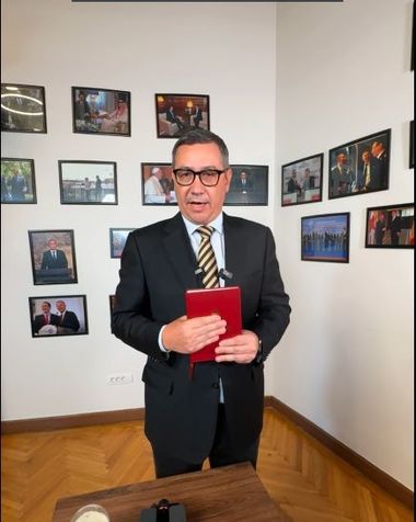Victor Ponta, cu mâna pe Biblie: Sistemul este din ce în ce mai disperat/ Nu aşa poate să ajungă Crin Antonescu în turul 2/ Mâine dimineaţă voi face plângere la toate instituţiile statului / Elena Lasconi - idiotul util al sistemului