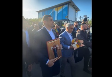 ALEGERI PREZIDENŢIALE 2025 - George Simion, la vot împreună cu Călin Georgescu: Am votat cu Călin Georgescu, suntem aici cu o singură misiune, revenirea la ordinea constituţională, şi la democraţie / Ce a declarat Georgescu - FOTO, VIDEO