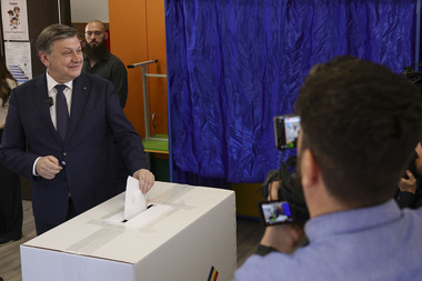 ALEGERI PREZIDENŢIALE 2025 - Antonescu: Am votat pentru o Românie unită, puternică şi demnă / El a apreciat prezenţa mare la vot, care va da legitimitate alegerilor / Ce au declarat soţia şi fiica sa 
