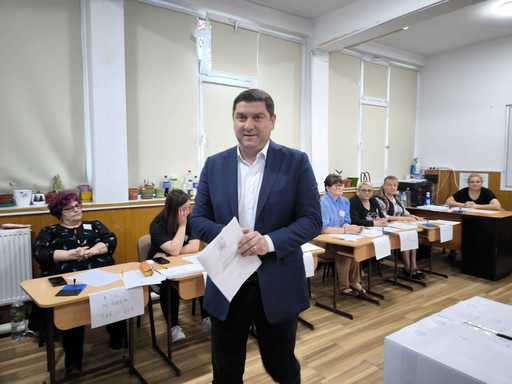 ALEGERI PREZIDENŢIALE 2025 - Şeful PSD Iaşi, Bogdan Cojocaru, după ce a votat: România nu poate rămâne pe mâna unui şef de galerie, pe mâna unui procesoman sau pe mâna unui om pregătit oricând să-i trădeze pe cei de alături