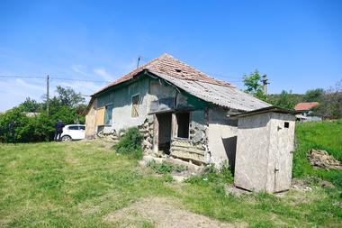 ALEGERI PREZIDENŢIALE 2025 - Buzău: 21 de votanţi pe listele permanente, la secţia din satul Trestieni/ Până la ora 13.00, au votat 7 persoane, din care două pe liste suplimentare/ Ultimul votant a venit cu motocicleta, la trei ore după cel anterior - FOTO