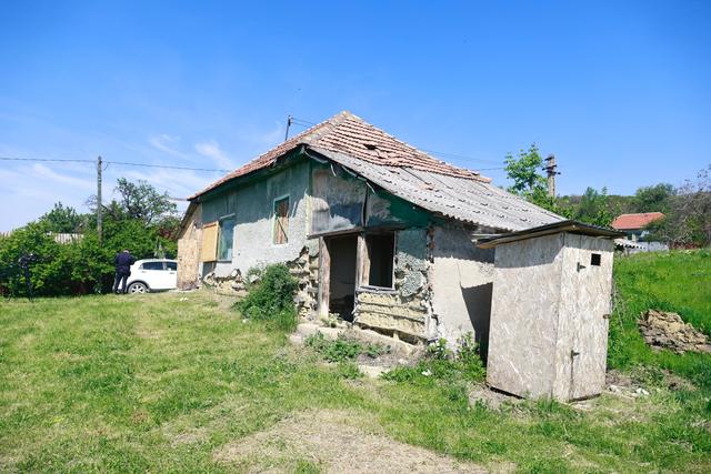 ALEGERI PREZIDENŢIALE 2025 – Buzău: 21 de votanţi pe listele permanente, la secţia din satul Trestieni/ Până la ora 13.00, au votat 7 persoane, din care două pe liste suplimentare/ Ultimul votant a venit cu motocicleta, la trei ore după cel anterior – FOTO