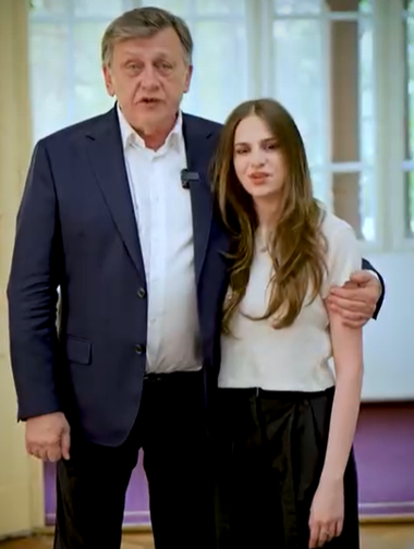 Crin Antonescu, mesaj de mobilizare la vot, alături de fiica sa: Trei ore în care se decide viitorul României. Nu pentru o zi, ci pentru mult timp. Votul tău poate garanta o Românie stabilă!