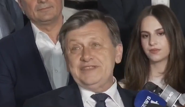 Crin Antonescu: Avem un rezultat parţial care cred că este un rezultat ireversibil, după cum se văd lucrurile. Voturile au vorbit, cetăţenii au vorbit. Îmi pare rău / Îi îndemn pe cei care m-au votat să se prezinte la vot