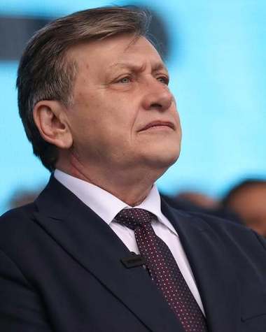 Crin Antonescu: Îmi pare rău că am eşuat în aritmetica politică. Le spun tinerilor, celor puţini, care mi-au fost alături: nu contează să câştigi şi atât, contează să ştii pentru ce lupţi şi să lupţi cinstit, fără ascunzişuri şi fără rest