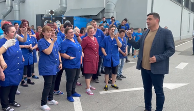 George Simion, la o fabrică din Alba Iulia, după ce a intrat în turul doi la prezidenţiale: Îl punem pe Călin în fruntea ţării şi pentru angajatorii voştri, pentru cei care vă plătesc salariul, trebuie să reducem impozitul pe muncă