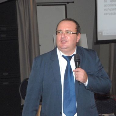 INTERVIU - Adrian Benţa, consultant financiar: Dacă preşedinte va fi Simion şi va aplica programul economic al lui Călin Georgescu, care este o fantasmagorie, va duce la eliminarea societăţilor străine. Vor fi sute de mii de şomeri. Vom fi paria Europei