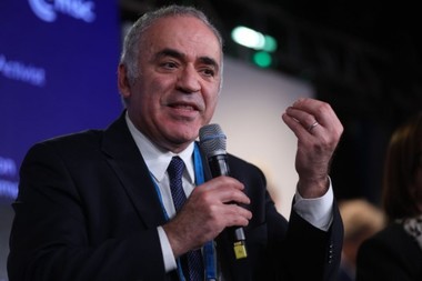 Garry Kasparov: Dacă nu votezi pentru că ai impresia că decizia nu e în mâinile tale, poţi să ajungi ca în Rusia sau China, unde votul tău este irelevant/ Aşa că bucură-te sau doar fii mândru că poţi de fapt să schimbi ceva când alegi un nume - VIDEO