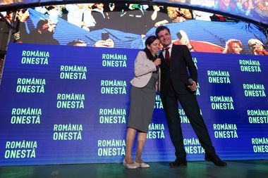 Nicuşor Dan, în Piaţa Victoriei: Vreau să vă promit un singur lucru. Că o să încerc să fiu la înălţimea aşteptărilor. Mai avem un mic pas pentru ca, în sfârşit, România să aibă nişte autorităţi care să lucreze pentru români/ Declaraţia partenerei sale
