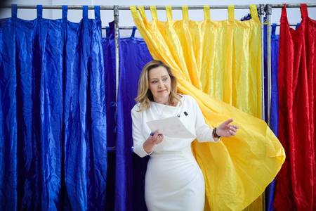 Lasconi: Duminică voi vota cu speranţa că România va rămâne pe drumul european. Cu cine votez? Nu am să le dau numele, ca să nu am surpriza ca această postare să dispară de aici, dar ştiu că sunteţi inteligenţi/ Ce spune despre cei doi candidaţi