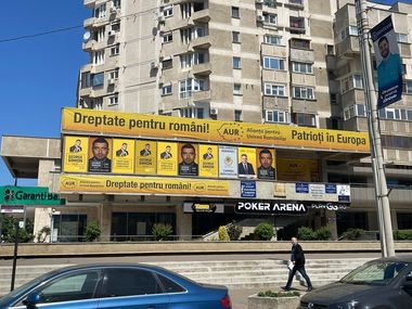 Afişele de pe sediul AUR din Iaşi vor trebui înlăturate, a decis BEC. PNL Iaşi: Ceea ce a făcut AUR este o sfidare neruşinată a regulilor jocului democratic şi o dovadă în plus că AUR tratează cu dispreţ statul de drept - FOTO