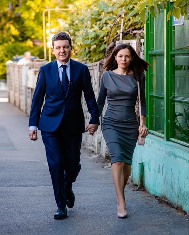 Partenera lui Nicuşor Dan, întrebată ce aşteptări are de la viitorul preşedinte: Îmi doresc respect / Să unească poporul român, siguranţă şi linişte / Chiar şi în campanie, Nicuşor Dan şi-a făcut timp, fie pentru o masă în familie, fie pentru copii