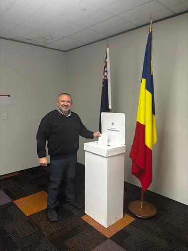 ALEGERI PREZIDENŢIALE 2025 - Un român aflat de 8 ani în Noua Zeelandă, primul votant în turul 2 al alegerilor prezidenţiale, la secţia deschisă în Auckland - FOTO