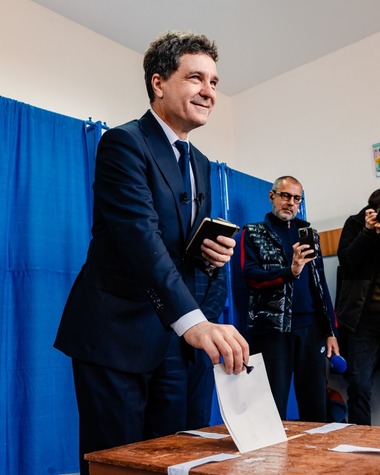ALEGERI PREZIDENŢIALE 2025 - Nicuşor Dan: Am votat pentru o schimbare care să aducă prosperitate, nu una care să aducă aventură şi descurajarea investiţiilor/ Am votat pentru o societate în care să avem dialog şi să nu una în care să fim dezbinaţi