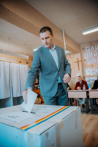 ALEGERI PREZIDENŢIALE 2025 - Tanczos Barna: Am votat pentru o ţară care îşi respectă cetăţenii, în care drepturile noastre şi valorile europene nu sunt puse în pericol - FOTO