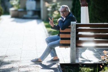 Primarul din Buzău: Lucian Romaşcanu, după ce a bulversat moda pentru bărbaţi în Buzău, respectiv să porţi cercel cu diamant în ureche şi să nu porţi şosete, a bulversat şi partidul!
