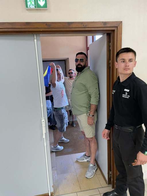 ALEGERI PREZIDENŢIALE  2025 - USR reclamă violenţe în faţa unei secţii de votare din Ambilly, Franţa, unde un membru al formaţiunii a fost lovit, scuipat şi înjurat: Susţinătorii lui Simion sunt extrem de bine organizaţi. Sunt investiţi foarte mulţi bani - FOTO, VIDEO