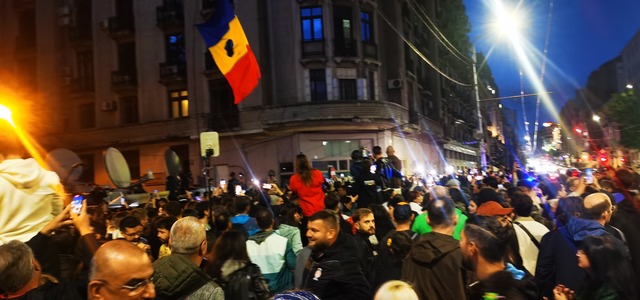 Sute de oameni, în centrul Capitalei, pentru a sărbători victoria lui Nicuşor Dan în alegeri/ Circulaţia rutieră/ blocată FOTO/VIDEO