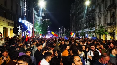 UPDATE Mii de oameni, în centrul Capitalei, pentru a sărbători victoria lui Nicuşor Dan în alegeri / Circulaţia rutieră, blocată/ Nicuşor Dan a salutat mulţimea de la balcon - FOTO/VIDEO