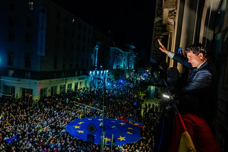 Nicuşor Dan, baie de mulţime: Ce-aţi făcut voi în aceste săptămâni a fost extraordinar, v-aţi confruntat cu valuri de ură şi aţi avut curajul să mergeţi înainte / Întregul nostru respect pentru cei care au avut o altă opţiune / De mâine, la muncă!