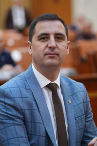 Deputatul PNL Dragoş Ciobotaru propune modificarea Legii vânătorii, după tragedia de la Răcoasa, unde un bărbat a fost împuşcat mortal, fiind confundat cu un mistreţ