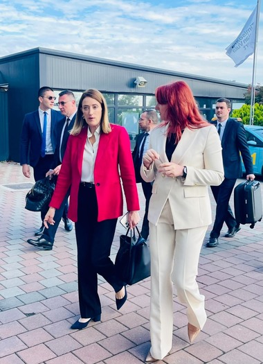 Preşedintele Parlamentului European, Roberta Metsola, a sosit la Timişoara, unde are o întâlnire cu 800 de elevi şi studenţi - FOTO