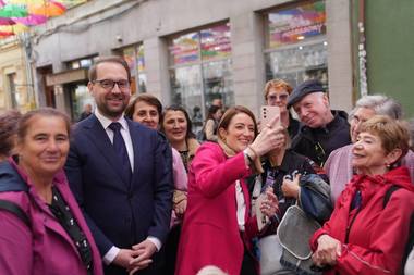 Preşedinta Parlamentului European, Roberta Metsola, plimbare la pas prin Timişoara, alături de primarul Dominic Fritz. „I-am arătat semnele gloanţelor rămase pe clădiri, să ne reamintim cât de greu se câştigă libertatea şi democraţia” FOTO