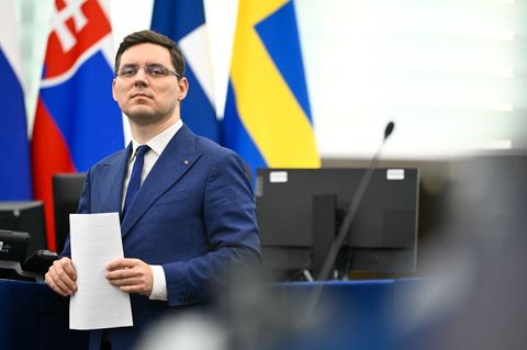 Consultări la Cotroceni - Negrescu: Până acum nu s-a vorbit de premier. PSD va discuta despre variante doar după un acord cu privire la măsuri / M-am săturat de discuţia că ne trebuie un premier providenţial, care decide el tot şi se implică în toate