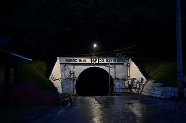 UPDATE - Nicuşor Dan, la Praid: Pentru că e o situaţie gravă care putea fi prevenită, solicit primului-ministru să trimită Corpul de Control să afle cine sunt vinovaţii /Un studiu va arăta dacă se poate salva toată salina / Reacţia lui Predoiu