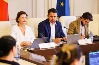 USR vrea un plan pe 10 ani pentru Educaţie: Creşterea numărului de consilieri şcolari şi servicii de sprijin pentru părinţi, extinderea reţelei de creşe cu fonduri europene, salarii de bază decente pentru profesorii debutanţi