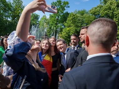 Preşedintele Nicuşor Dan, baie de mulţime, alături de Maia Sandu, la Chişinău. A fost primit cu flori şi aplauze iar oamenii au strigat: Nicuşor!