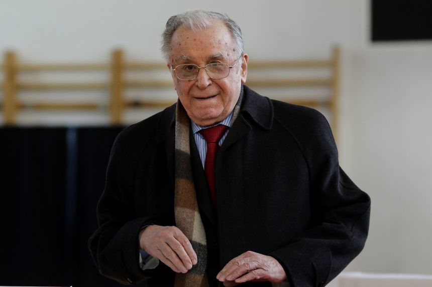 BIOGRAFIE - Ion Iliescu, activist comunist, de trei ori preşedinte, acuzat în dosarele Revoluţiei şi Mineriadei. Ultimul său mandat, marcat de aderarea la NATO şi de încheierea negocierilor de aderare a României la UIE 