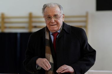 BIOGRAFIE - Ion Iliescu, activist comunist, de trei ori preşedinte, acuzat în dosarele Revoluţiei şi Mineriadei. Ultimul său mandat, marcat de aderarea la NATO şi de încheierea negocierilor de aderare a României la UE
