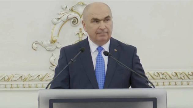 Virgil Popescu: Într-o perioadă în care unii politicieni încă mai cred că suntem în era bileţelelor strecurate prin redacţii, Bolojan a ieşit public, informat şi direct