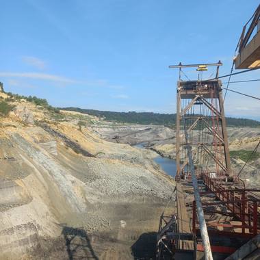 Radu Miruţă (USR): Altă alunecare de teren azi noapte. La cariera Tismana, 20 hectare de pădure au îngropat linia de transport cărbune
