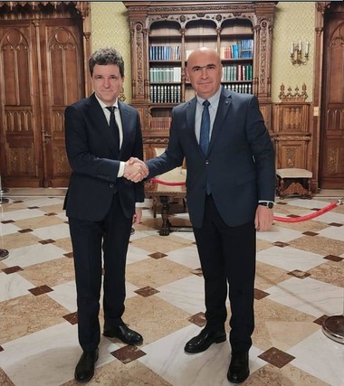 Acord în coaliţie pe o nouă rotativă guvernamentală. Ilie Bolojan ar urma să fie desemnat premier miercuri. PSD preia şefia Guvernului în 2027. Social-democraţii vor 7 portofolii, printre care Transporturile şi Justiţia - surse 