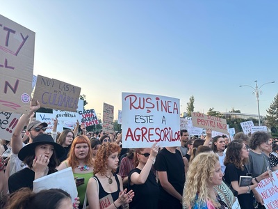 Protest faţă de cazurile de violenţă împotriva femeilor, în Piaţa Victoriei/ Nicuşor Dan: Durerea şi revolta resimţite de societate sunt cât se poate de îndreptăţite. Condamn cu fermitate orice formă de violenţă împotriva femeilor
