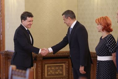 Grindeanu: Noi, de la început am venit cu propuneri care nu duceau la creşterea de TVA / Premierul desemnat va avea discuţiile aprofundate cu fiecare formaţiune politică / La finalul zilei se va ieşi cu un plan de măsuri asumat de toată lumea