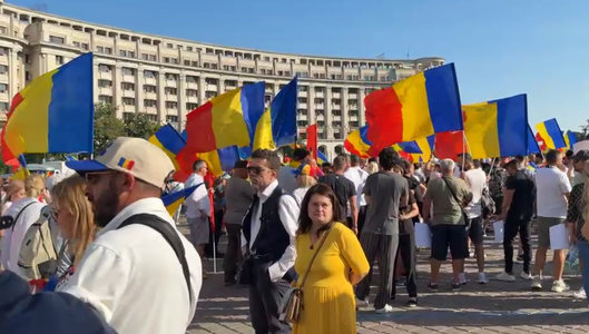 Protest AUR faţă de „lovitura de stat” şi faţă de „lovitura din portofelele românilor”. Susţinătorii alianţei, în frunte cu George Simion, au manifestat în Piaţa Constituţiei şi apoi în Piaţa Victoriei