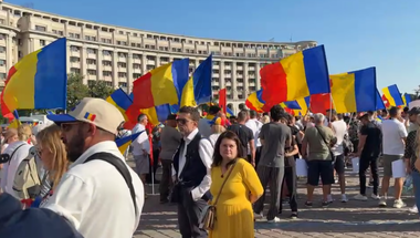 Protest AUR faţă de „lovitura de stat” şi faţă de „lovitura din portofelele românilor”. Susţinătorii alianţei, în frunte cu George Simion, au manifestat în Piaţa Constituţiei şi apoi în Piaţa Victoriei