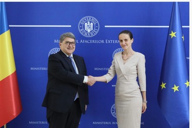 Oana Ţoiu a preluat mandatul la Ministerul de Externe. Discuţii cu Emil Hurezeanu despre priorităţile MAE pentru perioada imediat următoare, cu accent asupra situaţiei din Orientul Mijlociu şi a siguranţei cetăţenilor români aflaţi în regiune
