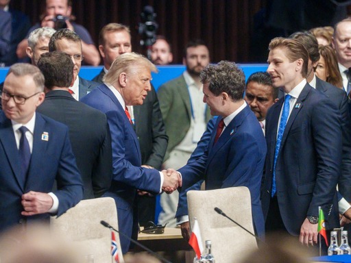 Preşedintele Nicuşor Dan, strângere de mână cu preşedintele SUA, Donald Trump, la Summitul NATO de la Haga