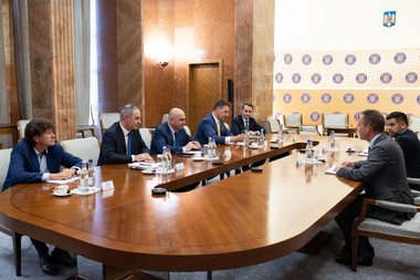Premierul Ilie Bolojan, întrevedere cu reprezentanţii agenţiei internaţionale de rating Fitch: Discuţiile s-au concentrat pe măsurile care pot îmbunătăţi indicatorii financiari şi întărirea încrederii investitorilor în economia românească