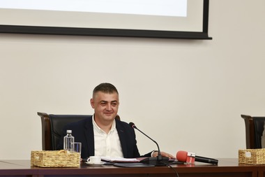Vicepreşedintele CJ Buzău, Adrian Petre (PSD), a preluat ca interimar şefia CJ după ce Romaşcanu a plecat la Curtea de Conturi Europeană / Adrian Petre, ales cu voturile PSD şi AUR. Consilierii PNL s-au abţinut de la vot
