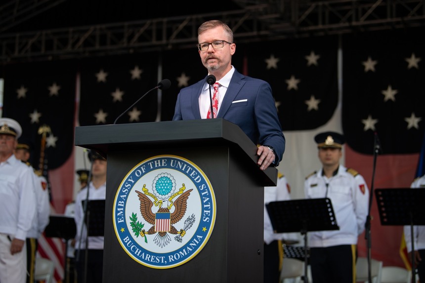 Oficial american la Bucureşti: "În climatul politic actual, marcat de diviziuni, e esenţial să ascultăm chemările tuturor cetăţenilor. Ne dorim întărirea relaţiilor noastre solide" / Ce fel de muzică şi mâncare au fost la recepţia de la Ambasada SUA