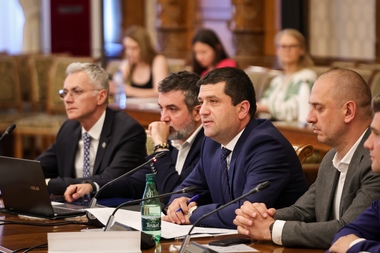 Miruţă: Pentru noi nu e foarte uşor, la USR, să stăm la masă cu PSD, votanţii noştri nu văd cu ochi buni / Despre criticile din PSD: Electoratul îi va sancţiona. Nu poţi să ai miiştri şi să scoţi oameni din eşalonul 2, 3 să critice guvernul